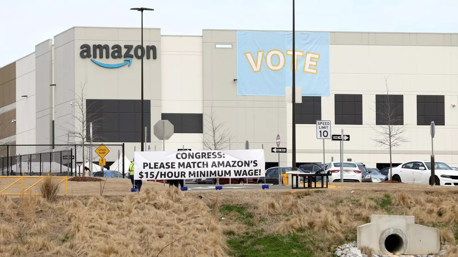 Pancartes al magatzem d'Amazon a Bessemer, a Alabama.