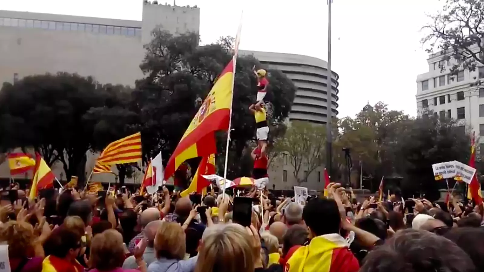 Un pilar de quatre a toc de sardanes per celebrar la festivitat de la hispanitat