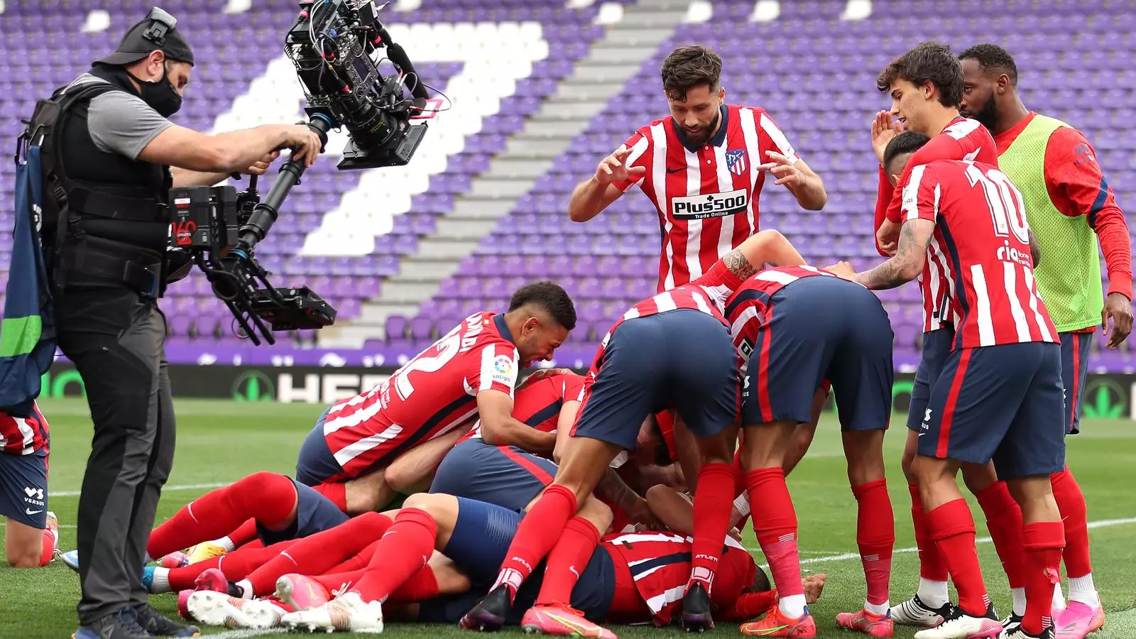 Els jugadors de l'Atlètic de Madrid, celebrant el gol de Suárez que els donava el títol de Lliga