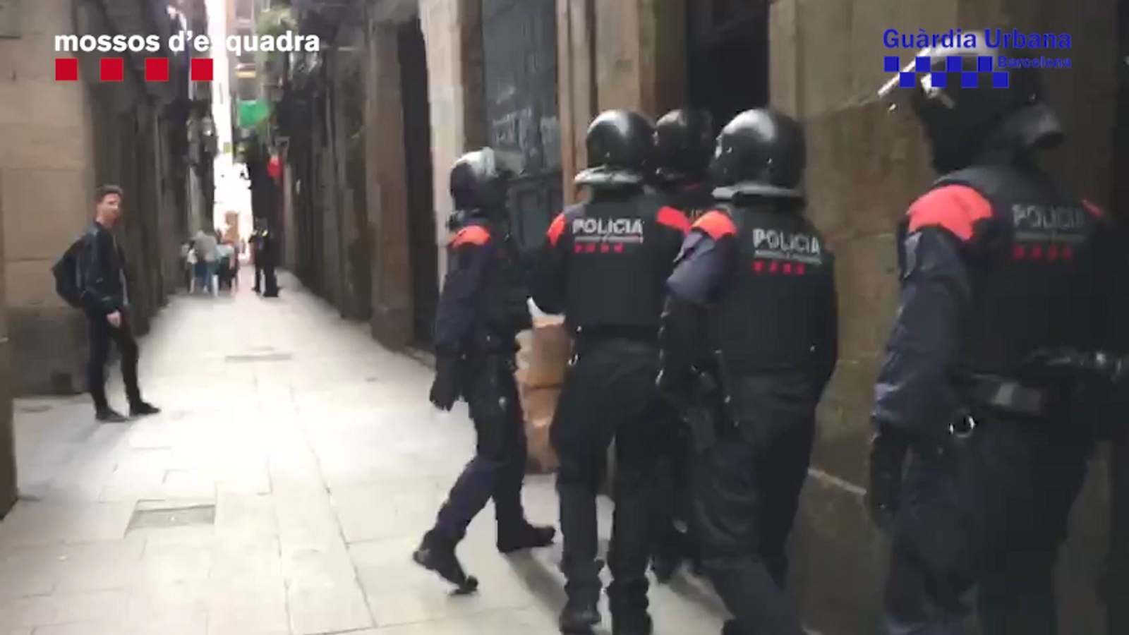 Desarticulat un grup que captava turistes als carrers de Barcelona per vendre'ls drogues en un pis