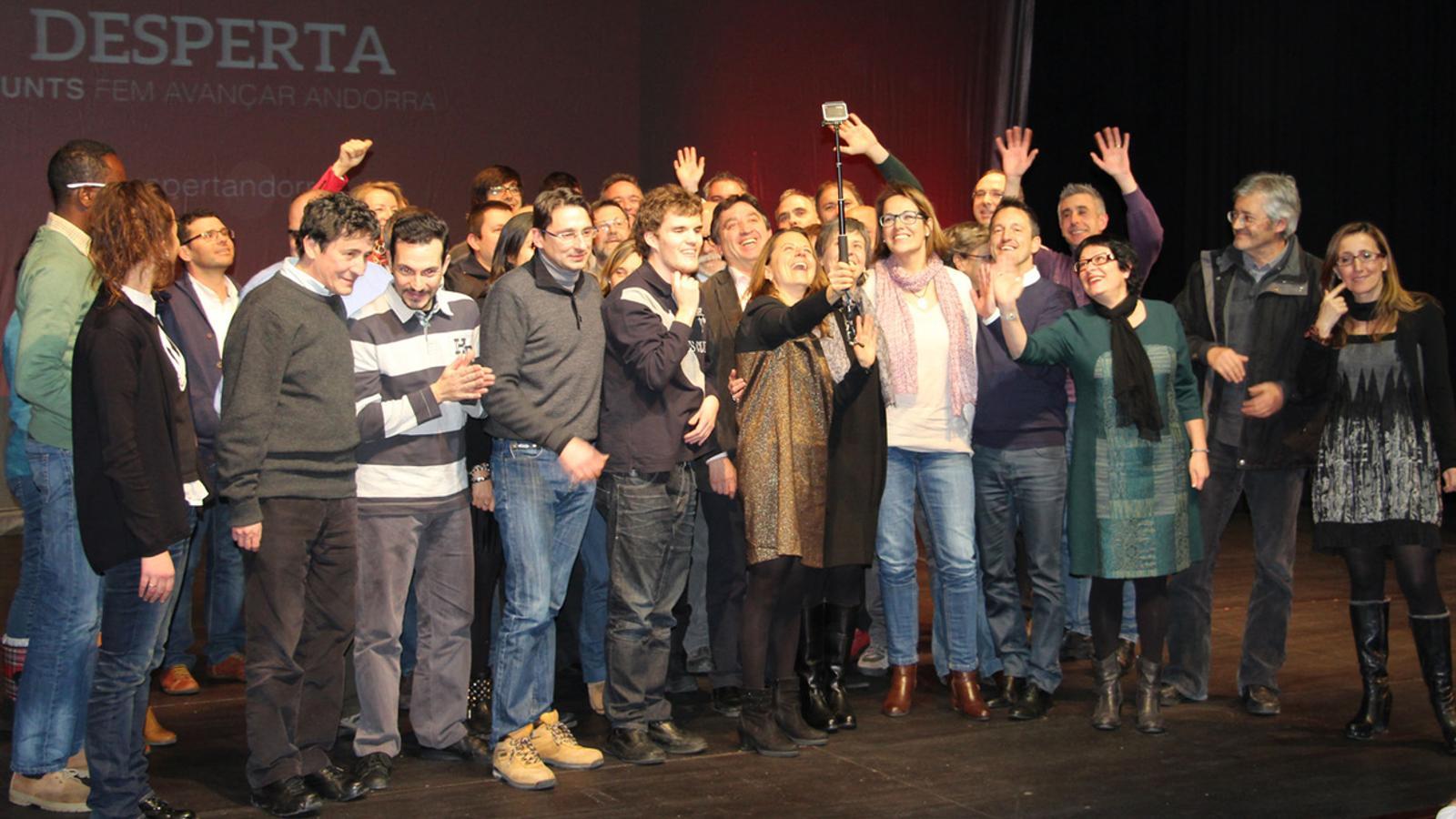 Tots els candidats es fan una 'selfie' al final de l'acte./M.B.