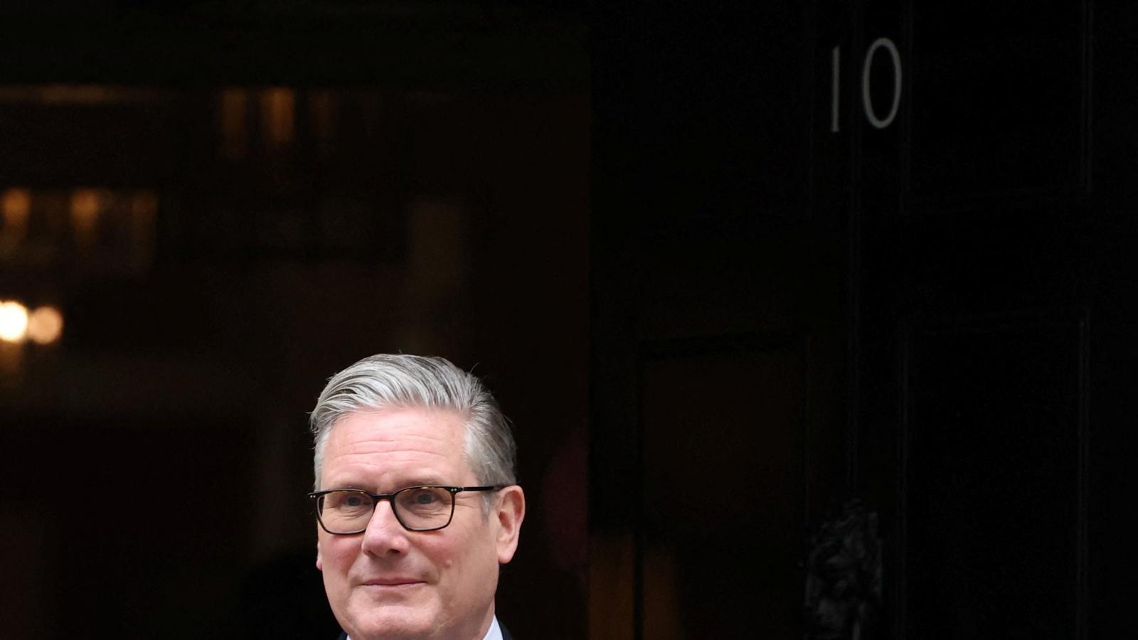 Keir Starmer leaves Downing Street number 10 to go, this Monday to the House of Commons.