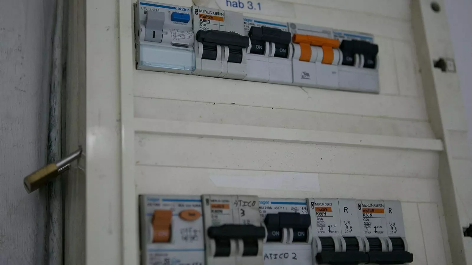 Una instal·lació elèctrica situada en un domicili particular.
