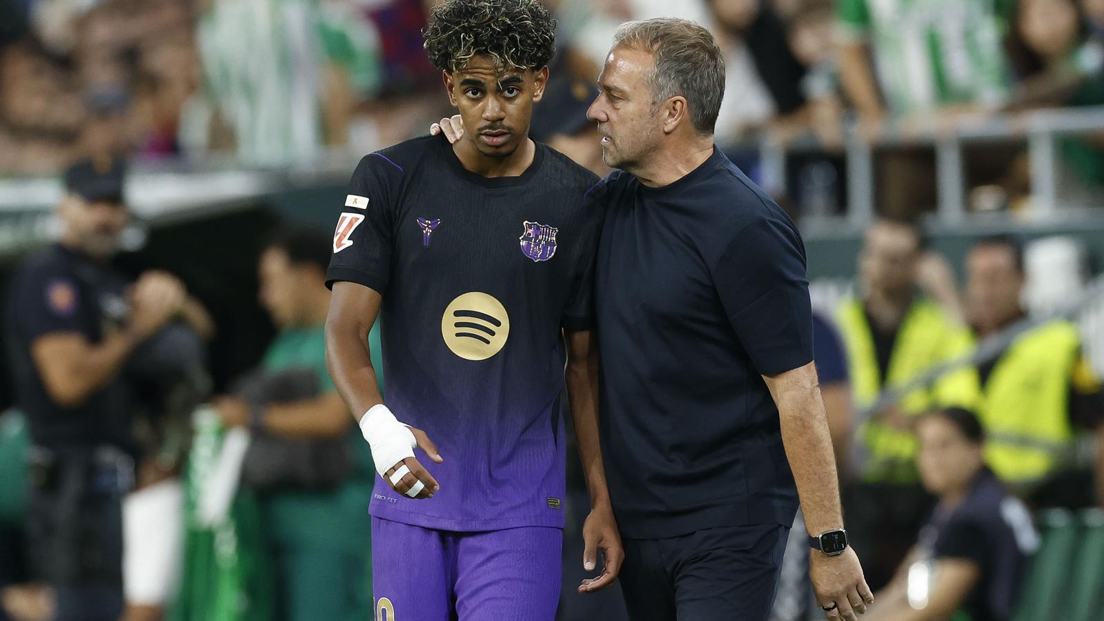 El técnico del FC Barcelona Hans-Dieter Flick felicitando a Lamine Yamal al ser sustituido.