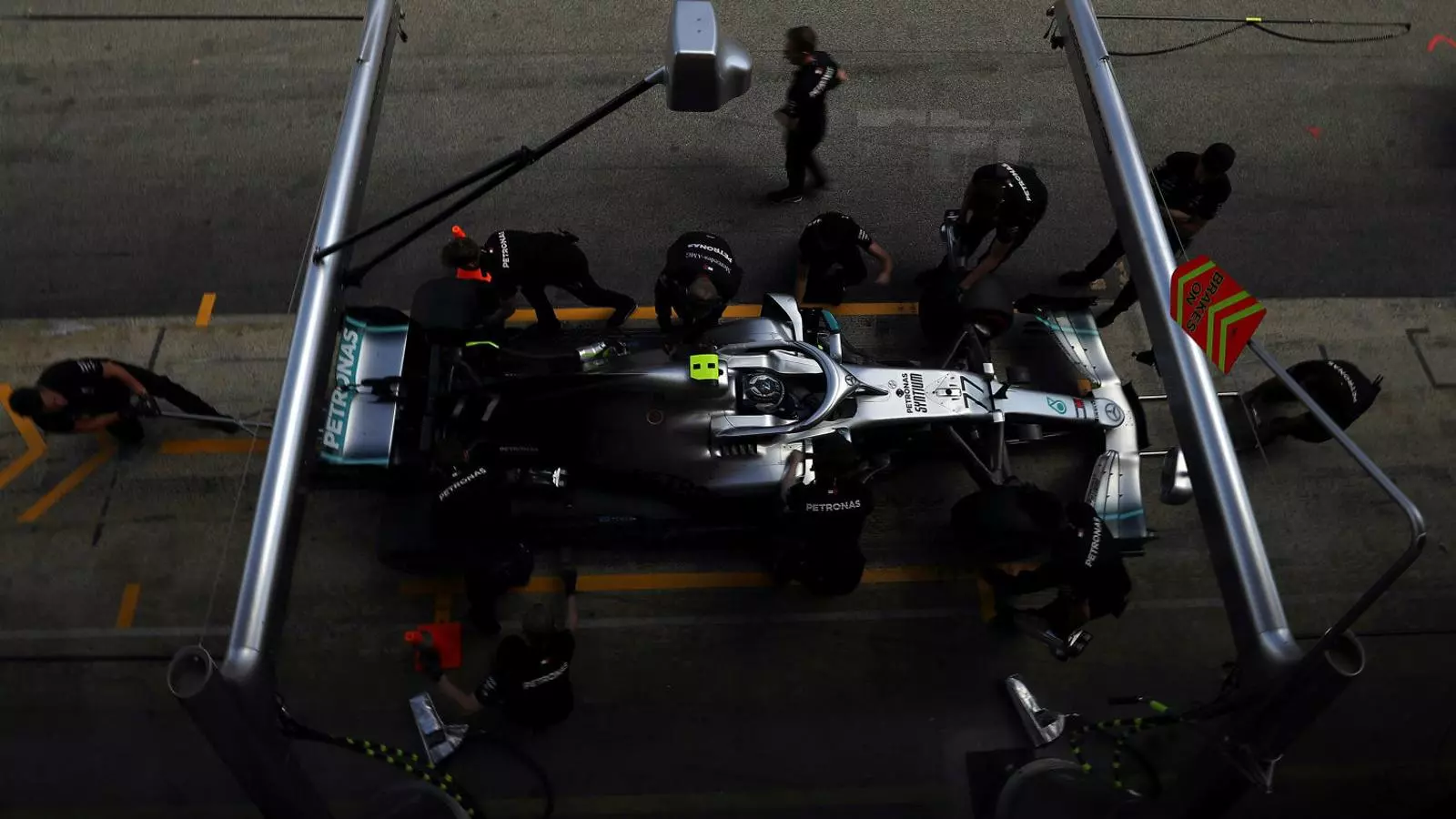 Valtteri Bottas durant una aturada a boxs.