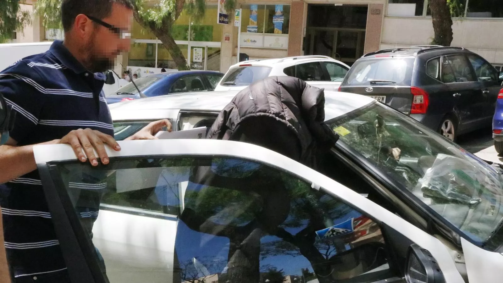 L'exmonitora de la llar d'infants del Morell detinguda per maltractar nens, sortint del jutjat de guàrdia de Tarragona