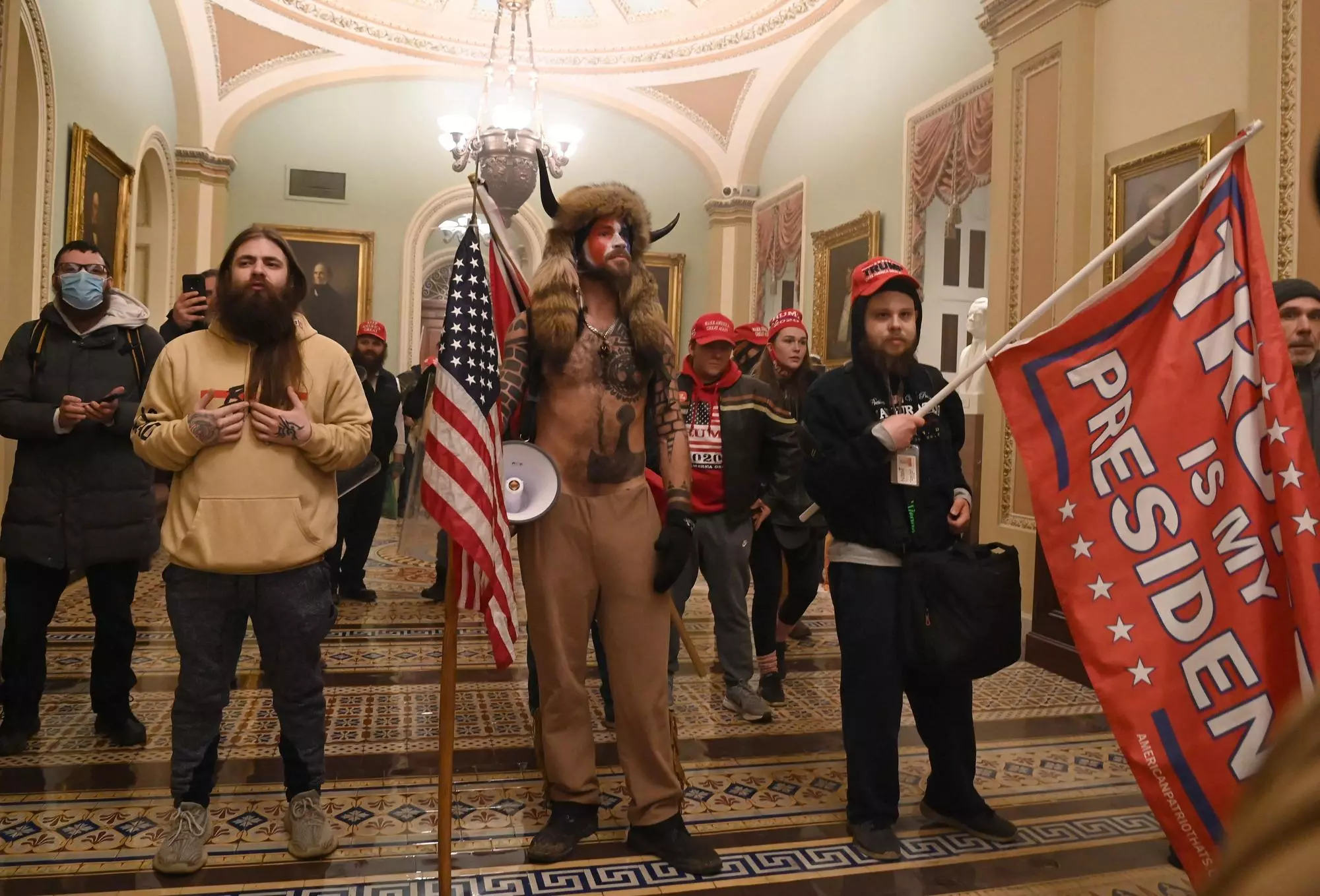 Els partidaris del president dels Estats Units, Donald Trump, amb QAnon, Jake Angeli, també conegut com Yellowstone Wolf (C), asalten el Capitoli dels Estats Units el 6 de gener de 2021 a Washington.
