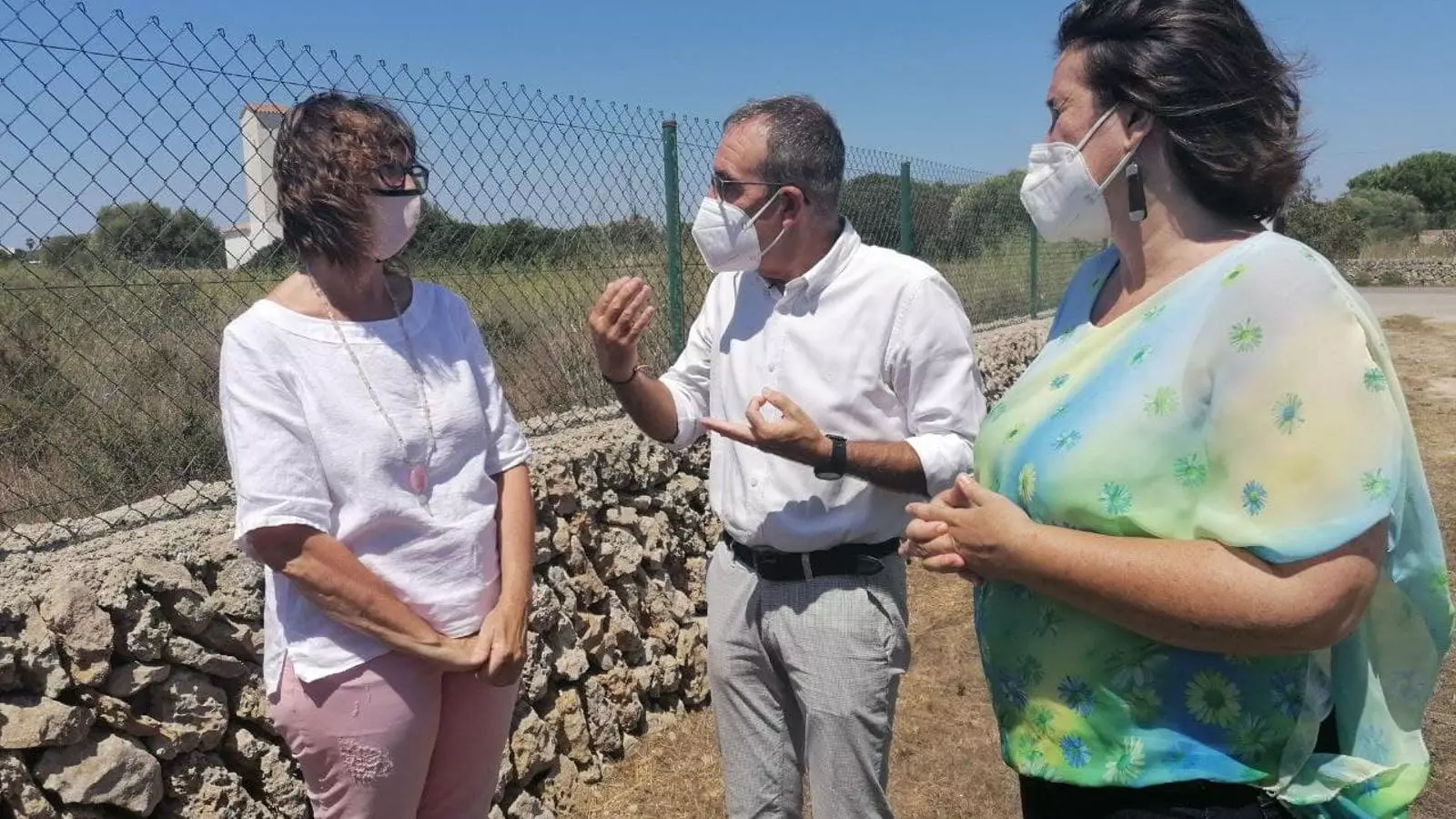 El conseller Yllanes donant explicacions del projecte a la batlessa d'Es Castell, Joana Escandell.