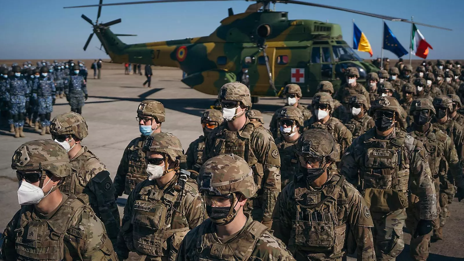 Soldats norteamericanos , movilizados recientemente en Rumanía por la tensión en Ucrania, ayer en una ceremonia.