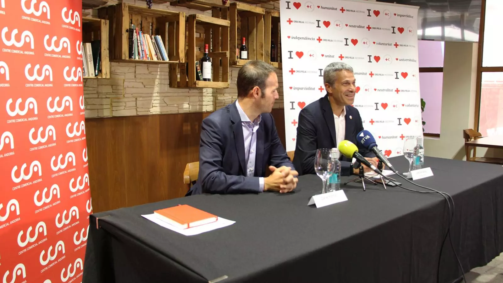 El director general de la Creu Roja Andorrana, Jordi Fernández, i el responsable de màrqueting del CCA, Daniel Martínez, durant la roda de premsa de presentació de l'acord. / M. P. (ANA)