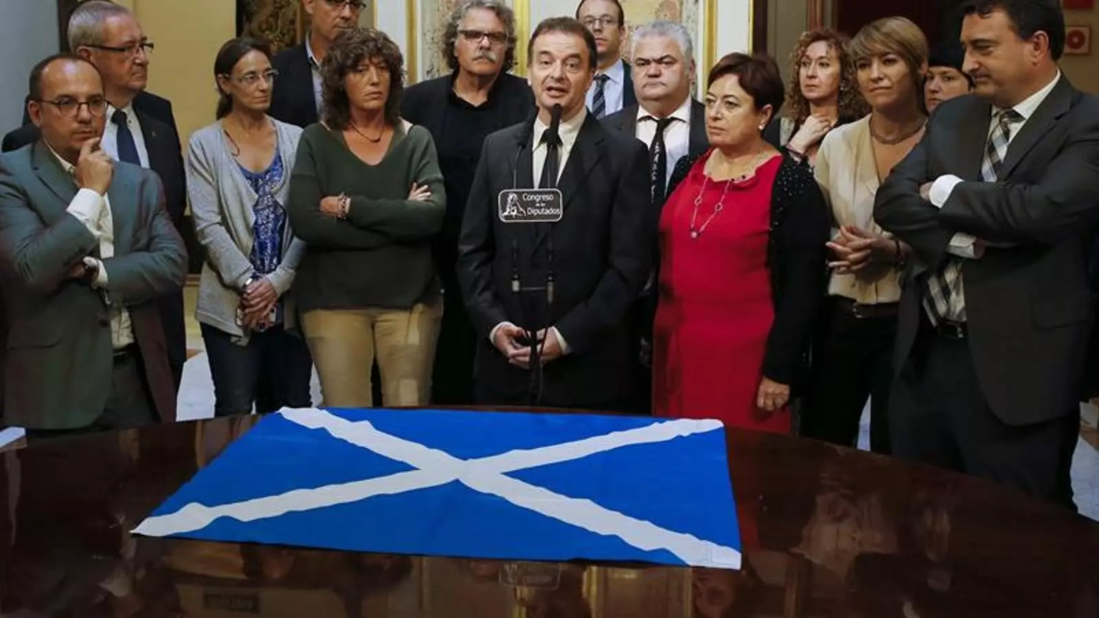 Els diputats de formacions nacionalistes amb la bandera escocesa al Congrés. EFE