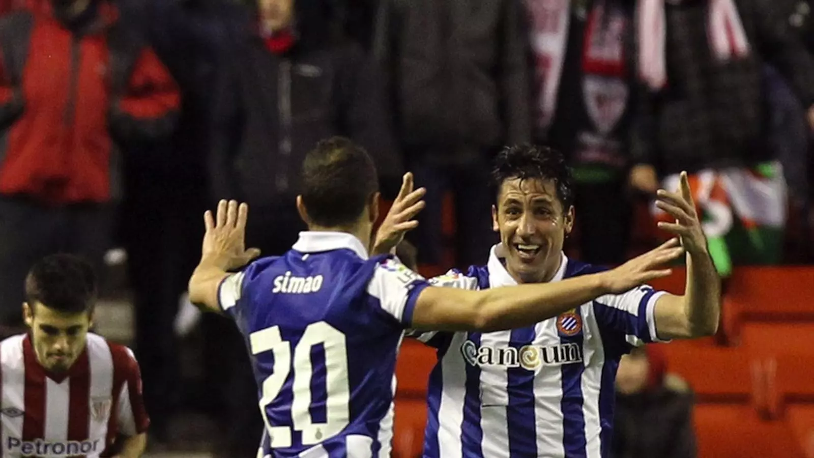 Simao i Capdevila celebren el 0-1 de l'Espanyol a San Mamés