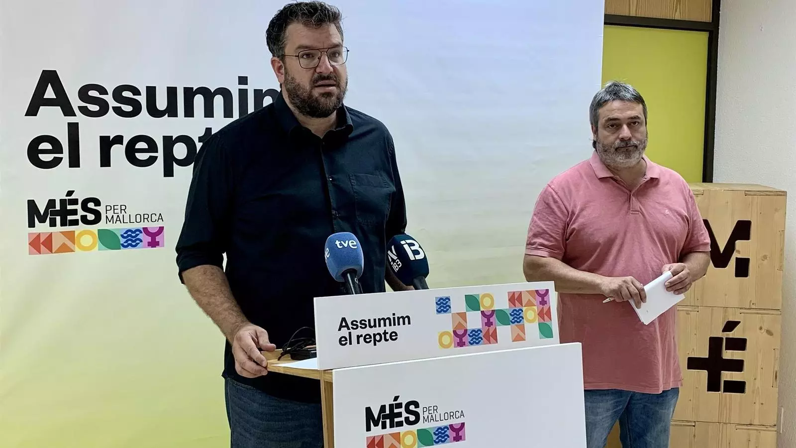 El coordinador de MÉS per Mallorca, Lluís Apesteguia, i el diputat ecosobiranista, Joan Mas