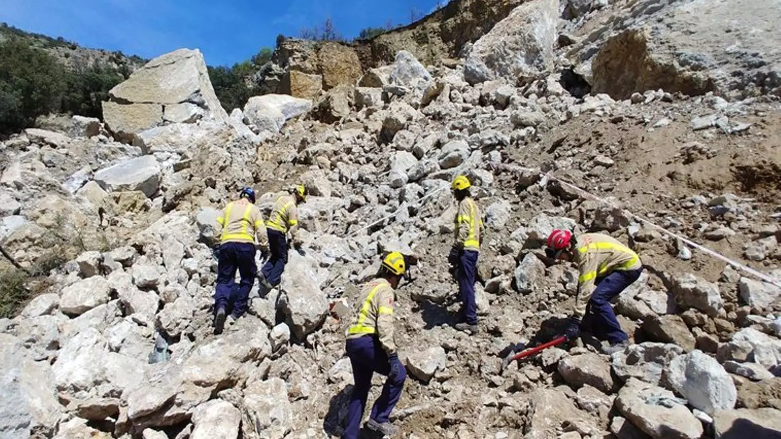 Els efectius d'emergències s'han centrat en una zona de quaranta metres quadrats per localitzar el cotxe sepultat sota l'esllavissada