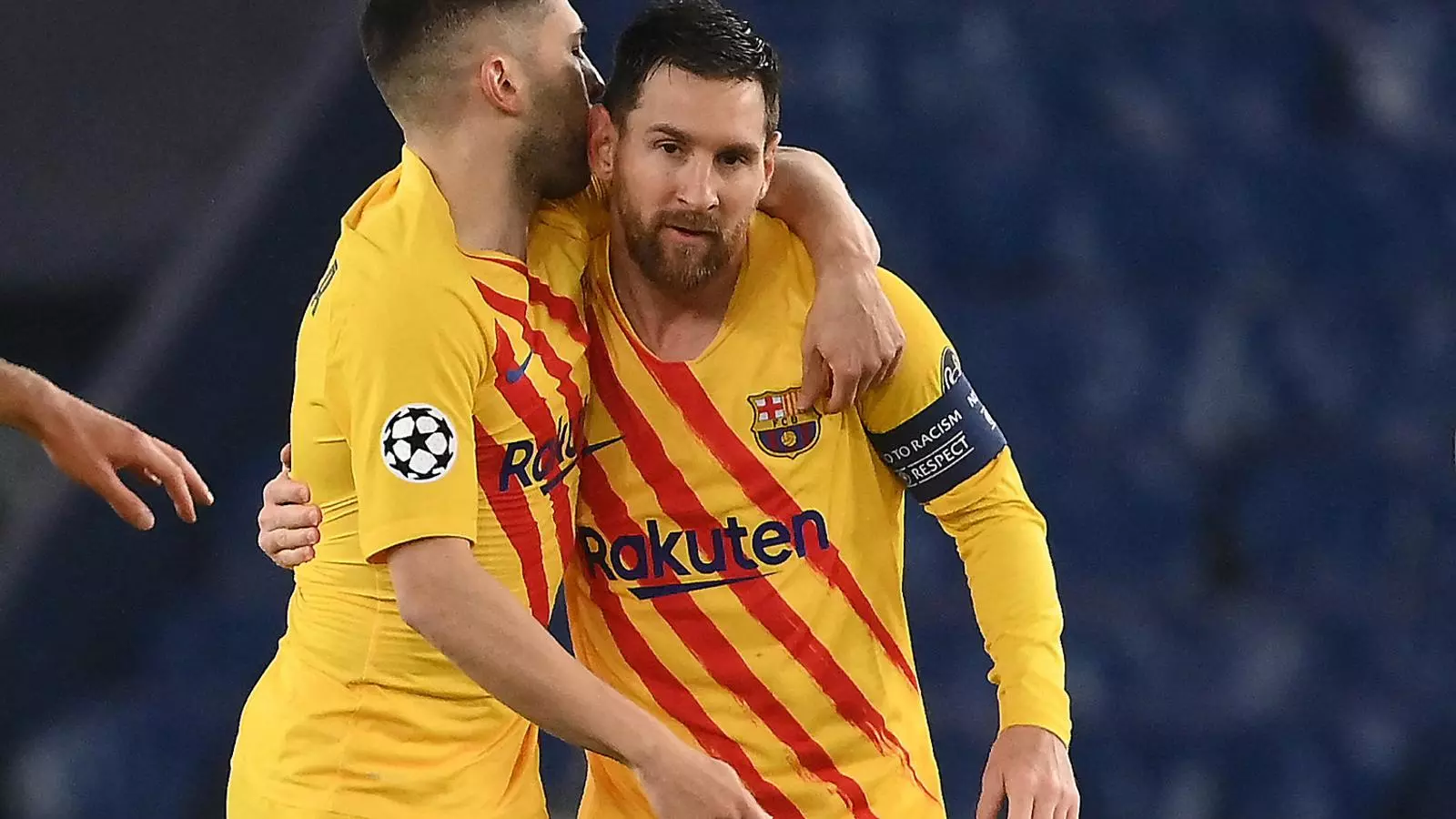 Jordi Alba felicitant Leo Messi després del gol que l’argentí va fer dimecres a París a la tornada dels vuitens de final de la Champions.