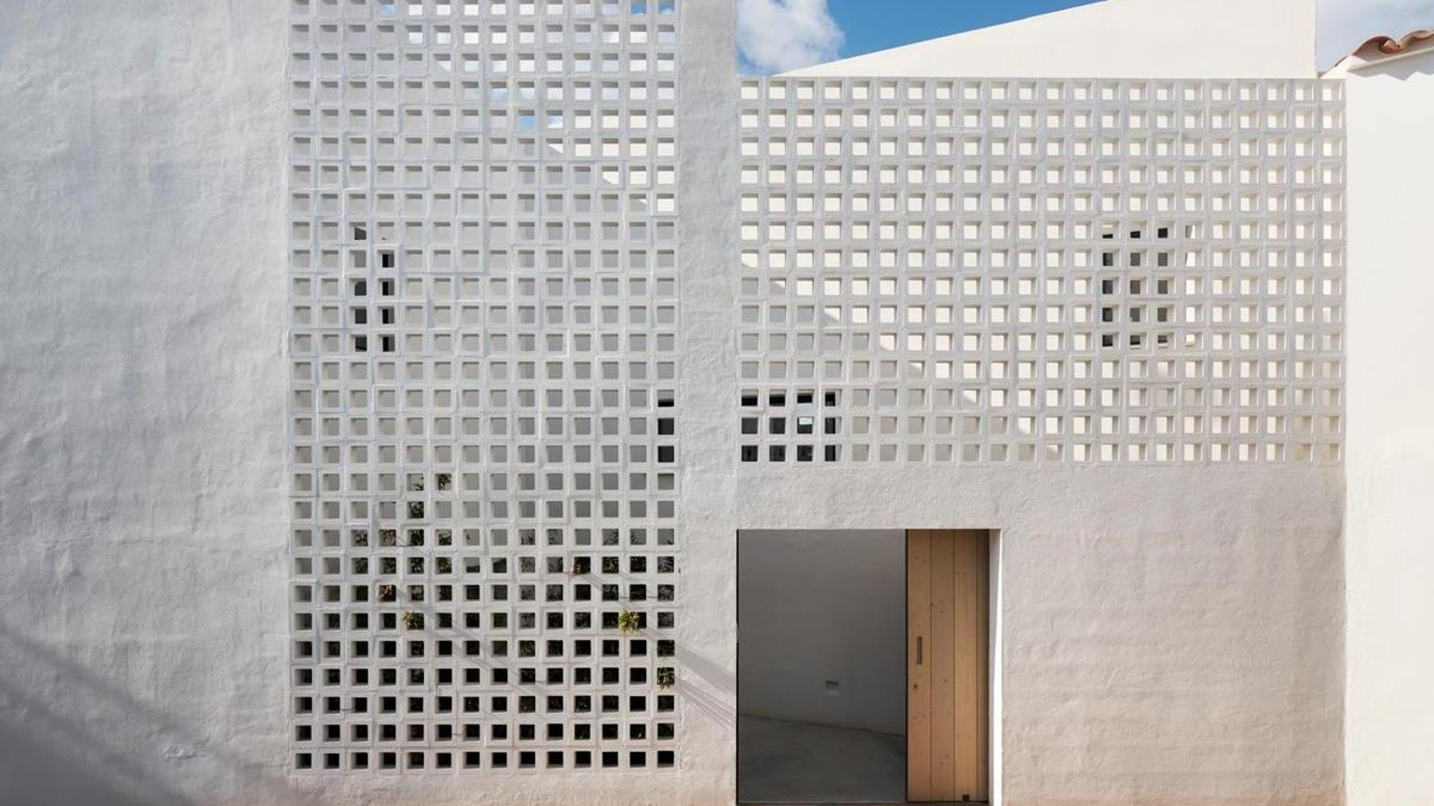 La fachada da intimidad a una vivienda abierta al mar.