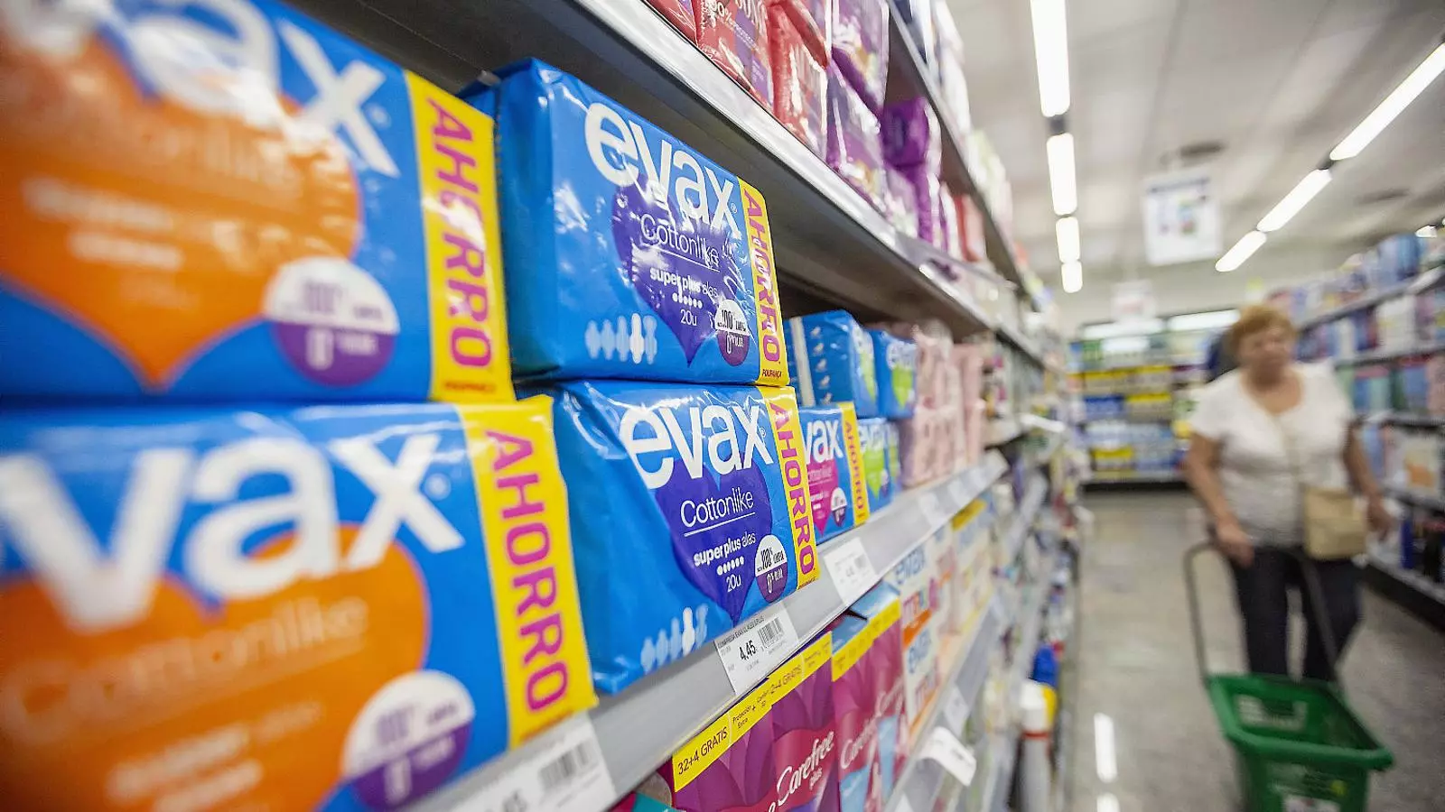 Compreses, tampons i altres productes d’higiene femenina en un supermercat. La nova generació d’anticoncep-tius permet regular la menstruació a conveniència.