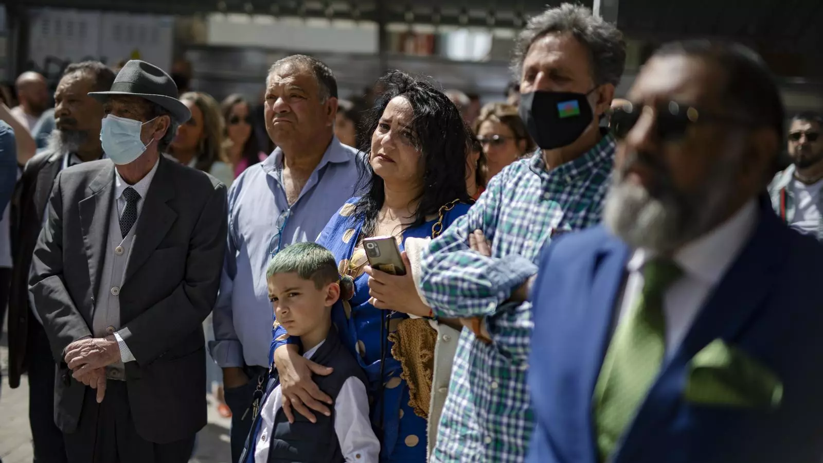 La Paqui Perona, envoltada de familiars durant un acte d'homenatge al seu germà, activista gitano, aquest matí