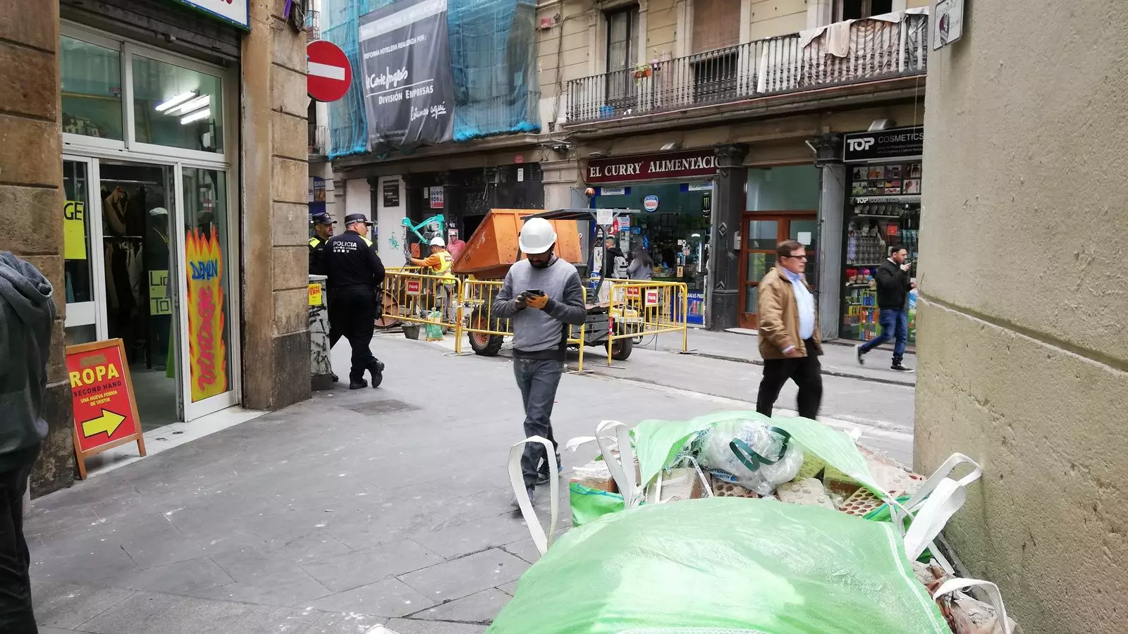 Agents de la Guàrdia Urbana a la cantonada on els veïns denuncien inseguretat