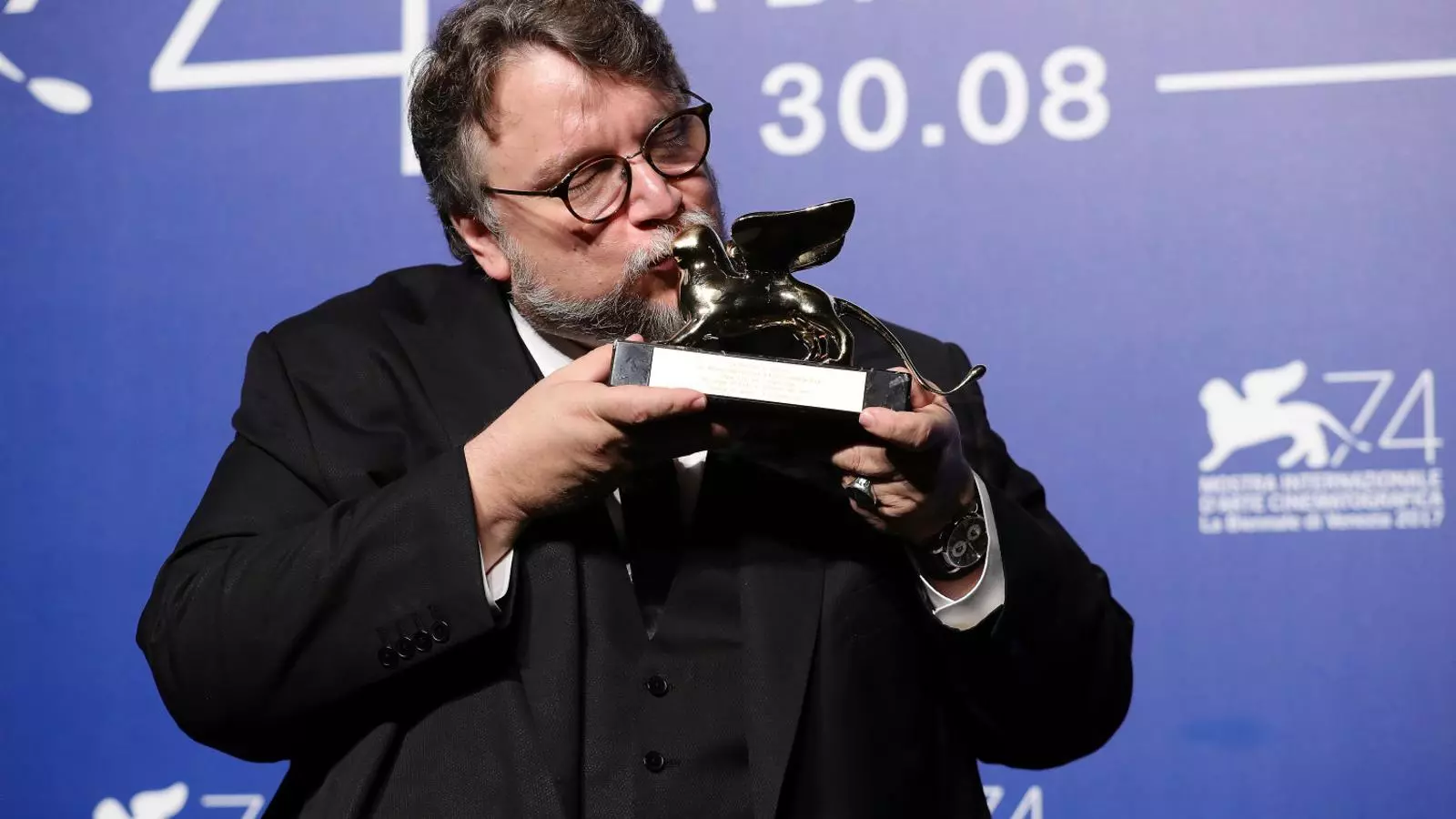 El cineasta mexicà Guillermo del Toro amb el Lleó d’Or que va guanyar ahir al Festival de Venècia.