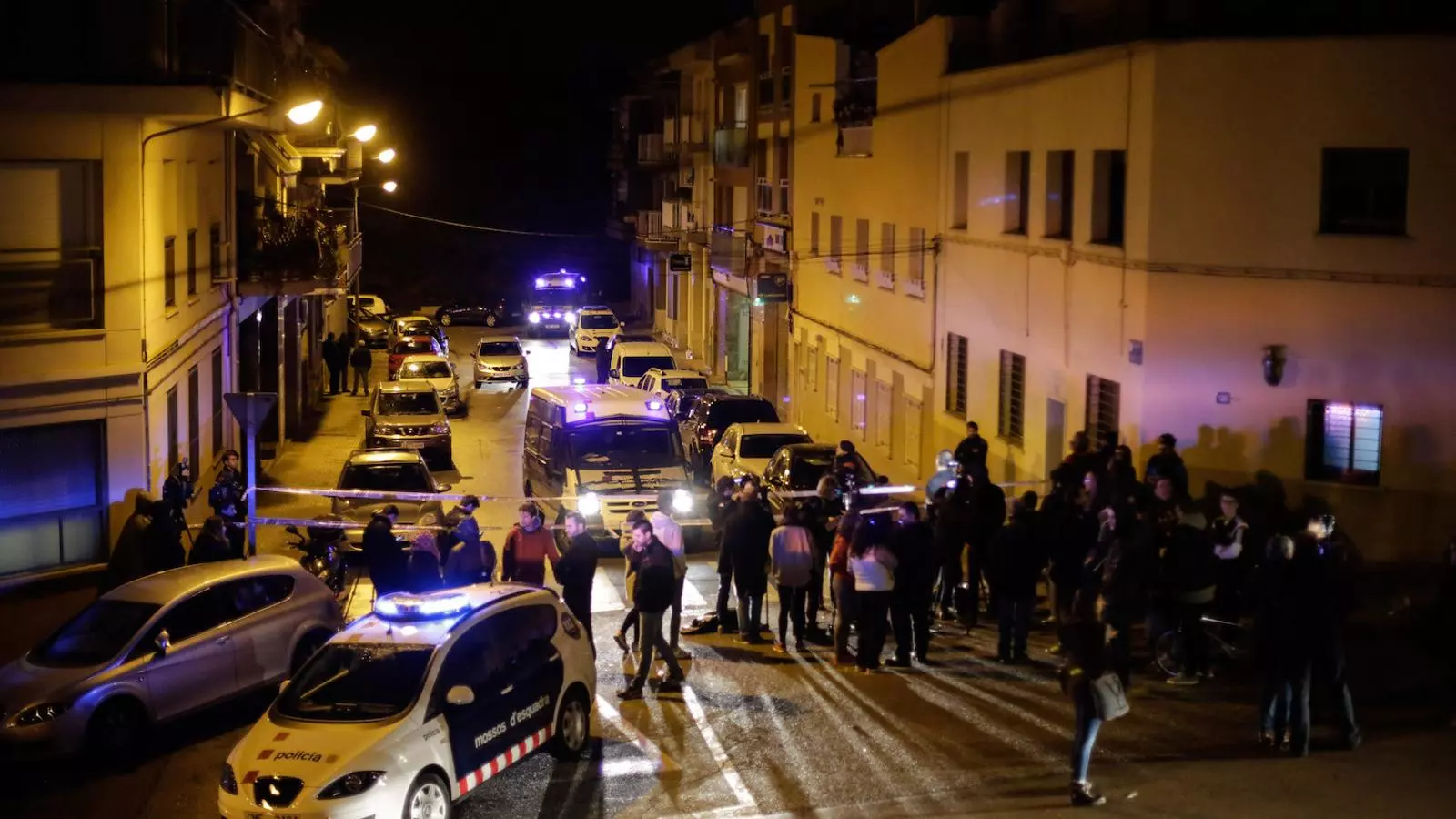 Agents dels Mossos d'Esquadra davant de l'edifici on han mort dues persones a trets, al carrer Nàpols de Terrassa / CRISTINA CALDERER