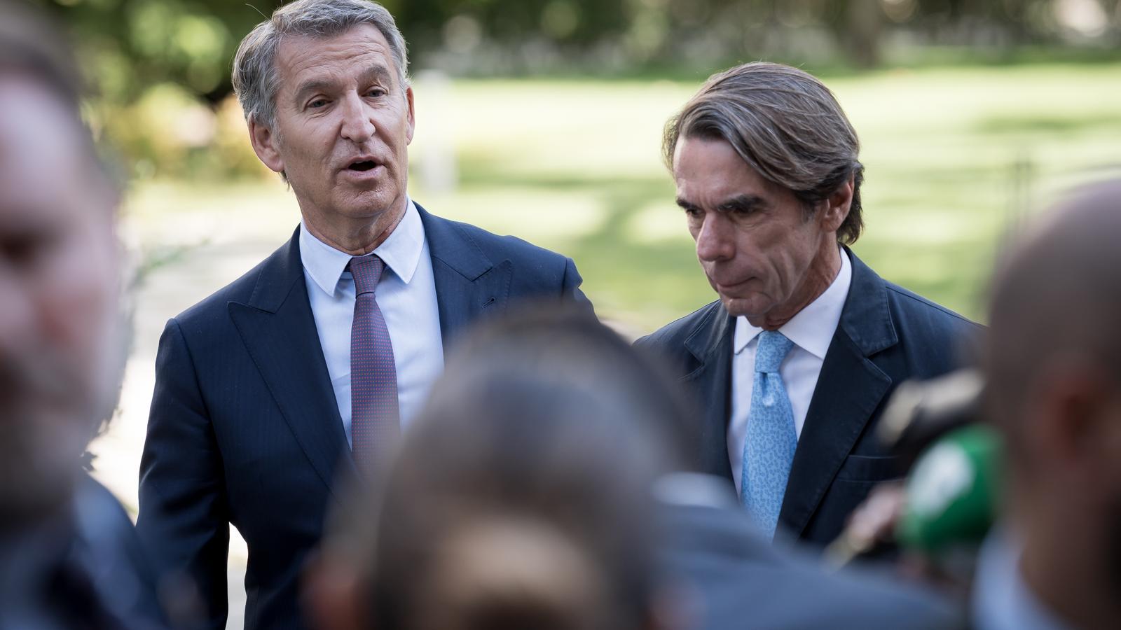 El líder del PP, Alberto Núñez Feijóo, con el expresidente español José María Aznar en la clausura del Campus FAES