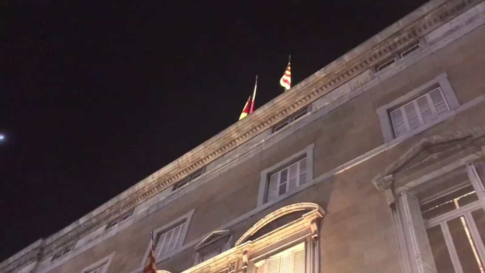 Tornen a penjar la bandera espanyola al Palau de la Generalitat