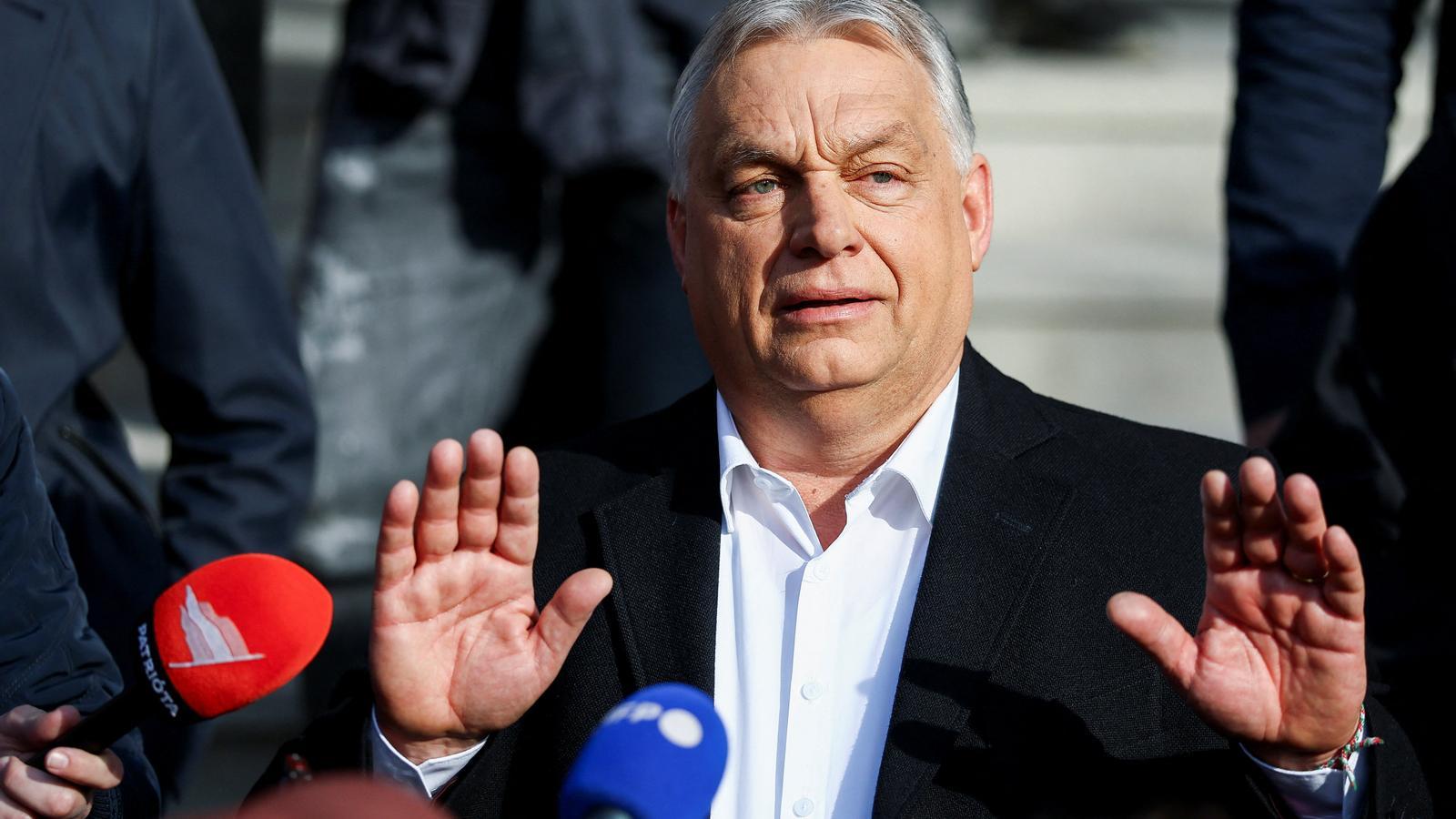 El primer ministro húngaro, Viktor Orbán, ante la prensa después de votar este domingo en Budapest.