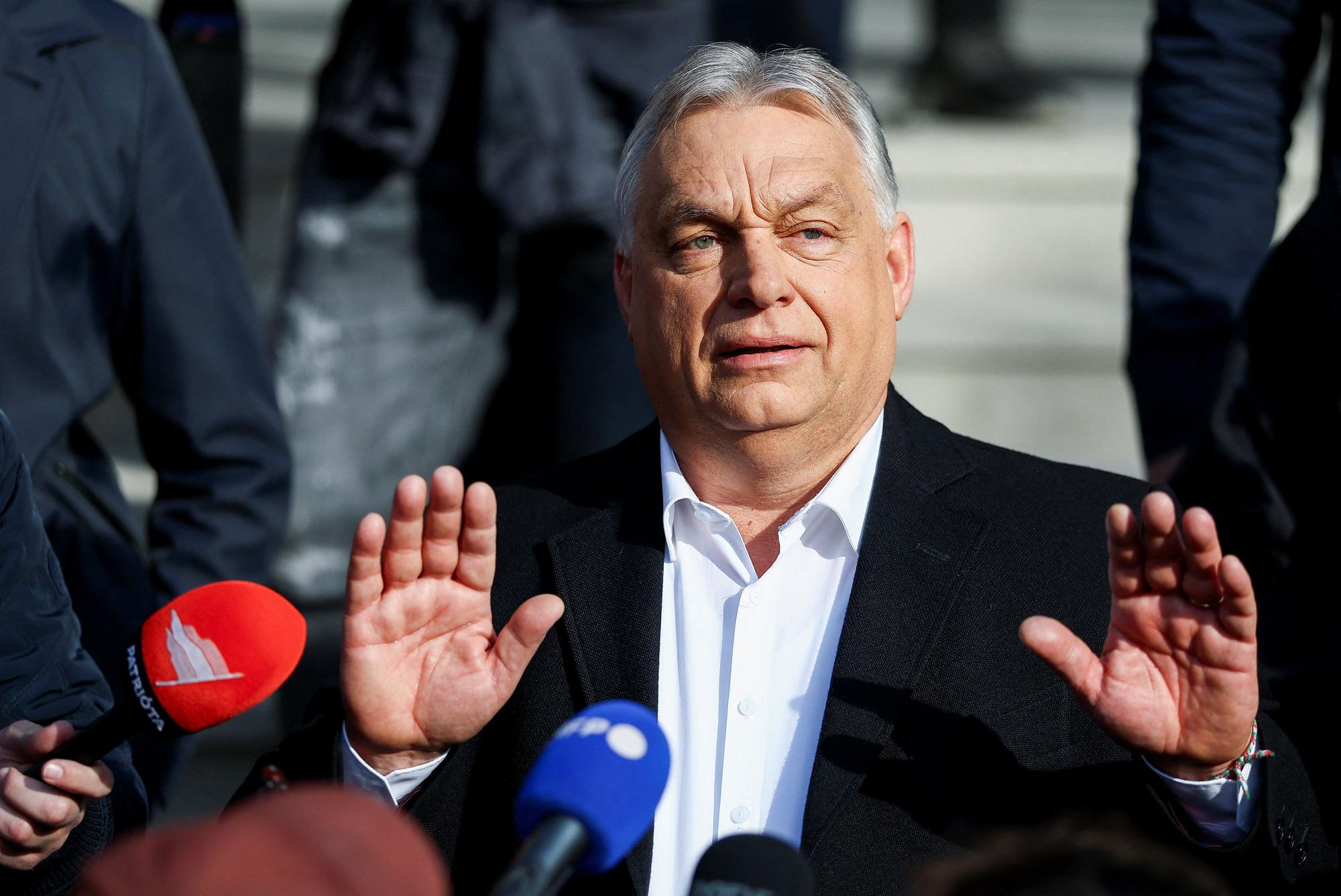 El primer ministre hongarès, Viktor Orban, davant la premsa després de votar aquest diumenge a Budapest.