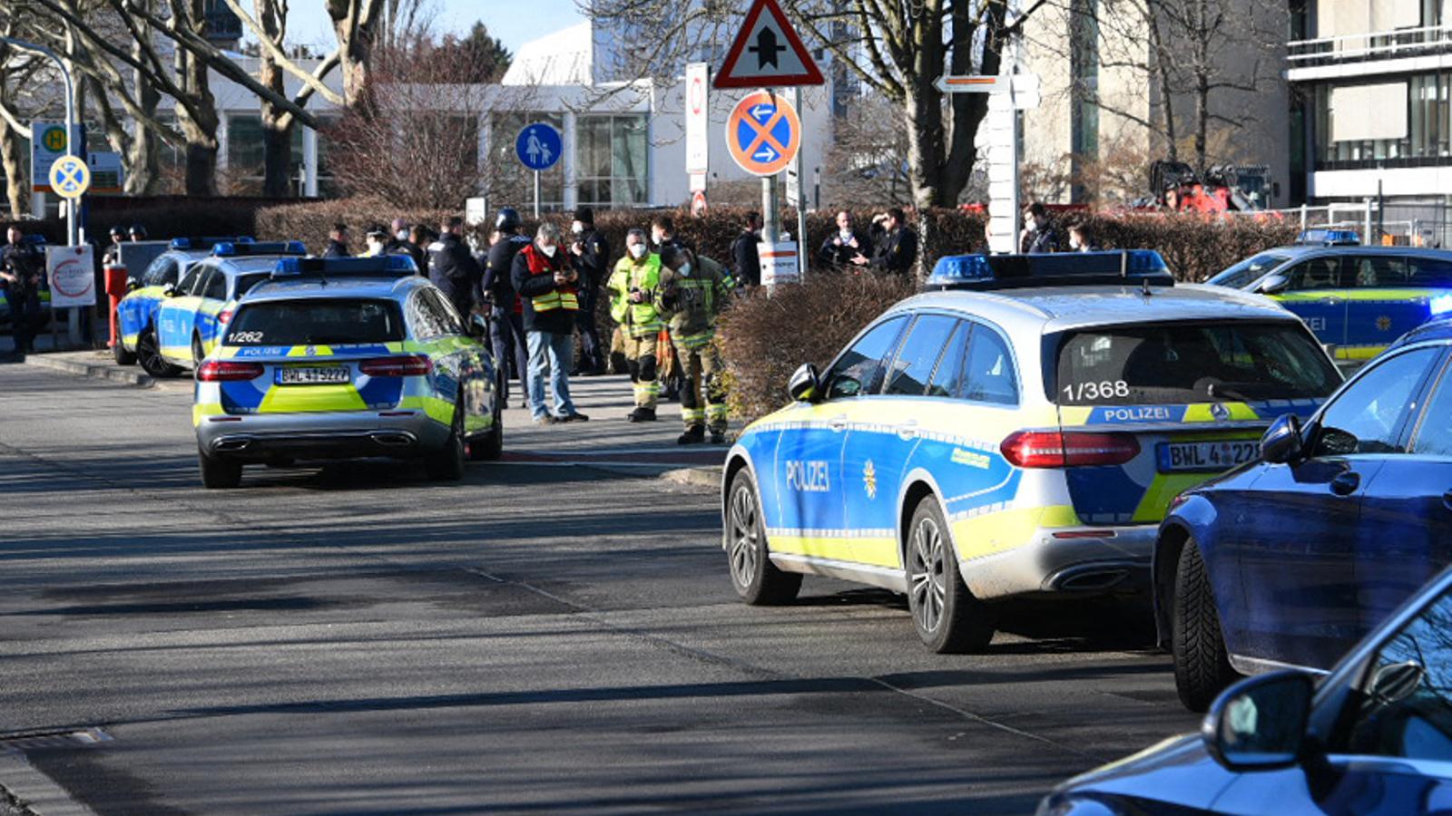 Cotxes de la policía al campus de la Universidad  de Heidelberg