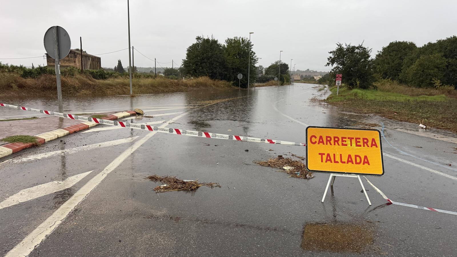 Carretera de acceso a Mas de Barberans cortada.