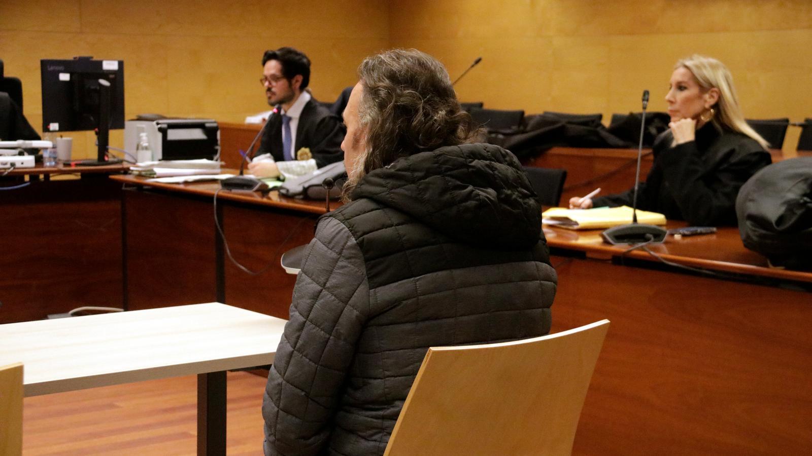 El condenado por abusar de un niño en Llagostera durante el juicio en la Audiencia de Girona