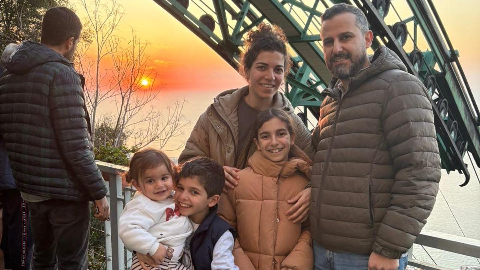 Sara y su familia en la basílica de Joünié.