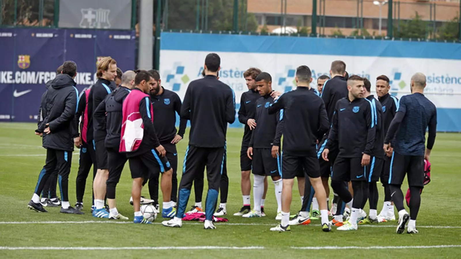La plantilla del Barça, durant l'entrenament de dilluns previ al partit contra l'Atlètic