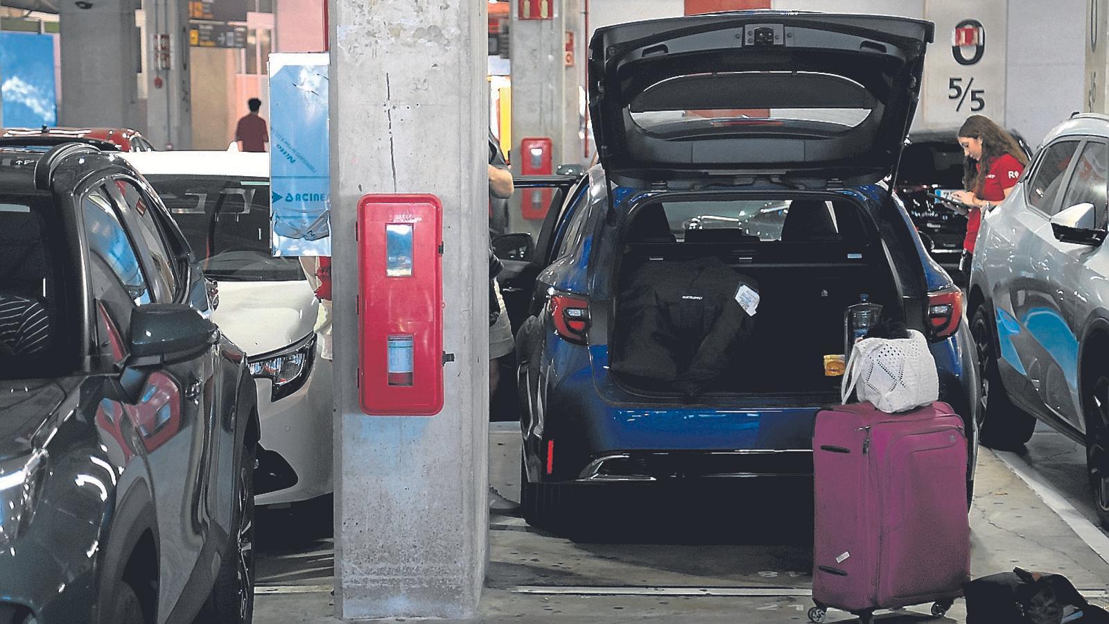 El Consejo controlará los coches de alquiler que usan los turistas y adjudicará cuotas a las empresas.