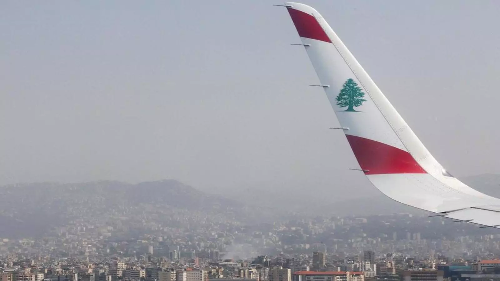 Vista aèria des de la finestra d'un avió de la companyia Lebanese Middle East Airlines (MEA) del fum que s'eleva després dels atacs israelians als suburbis del sud de Beirut.