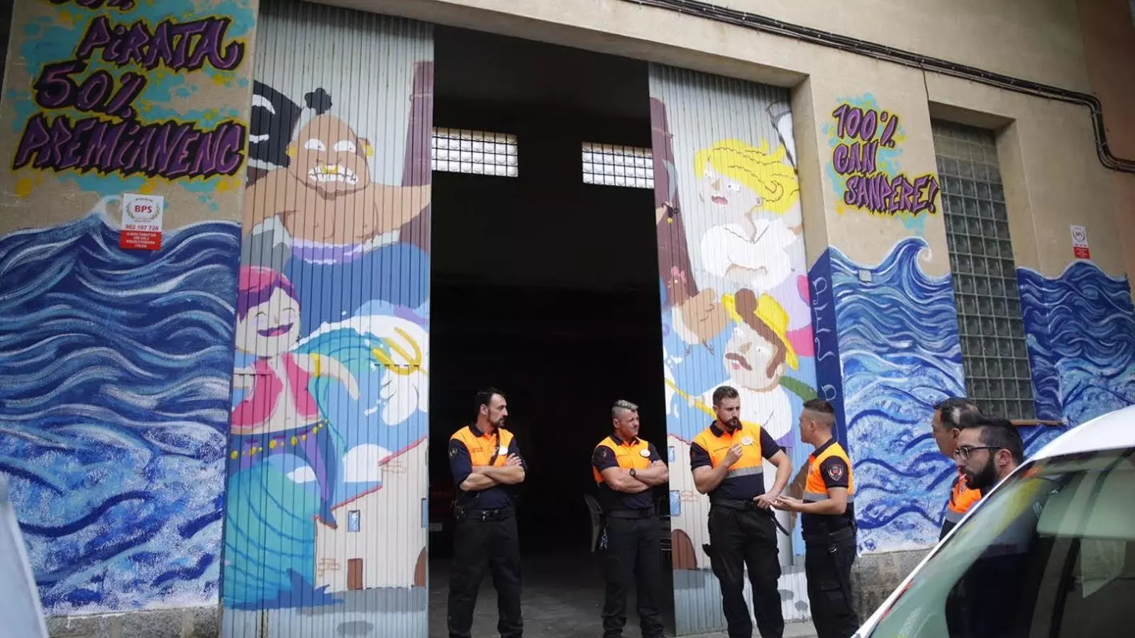 Personal de seguretat a les portes de l'antiga fàbrica Can Sanpere a Premià de Mar, després que els Mossos l'hagin desallotjada
