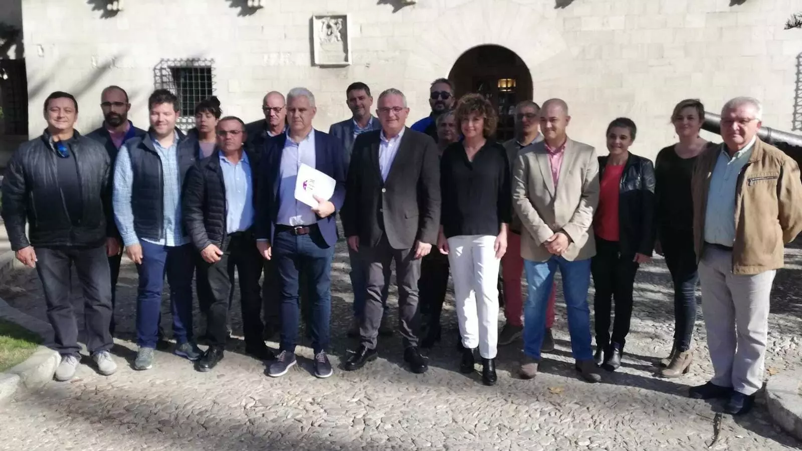 Font, acompanyat per càrrecs electes d'El Pi davant el Consolat del Mar