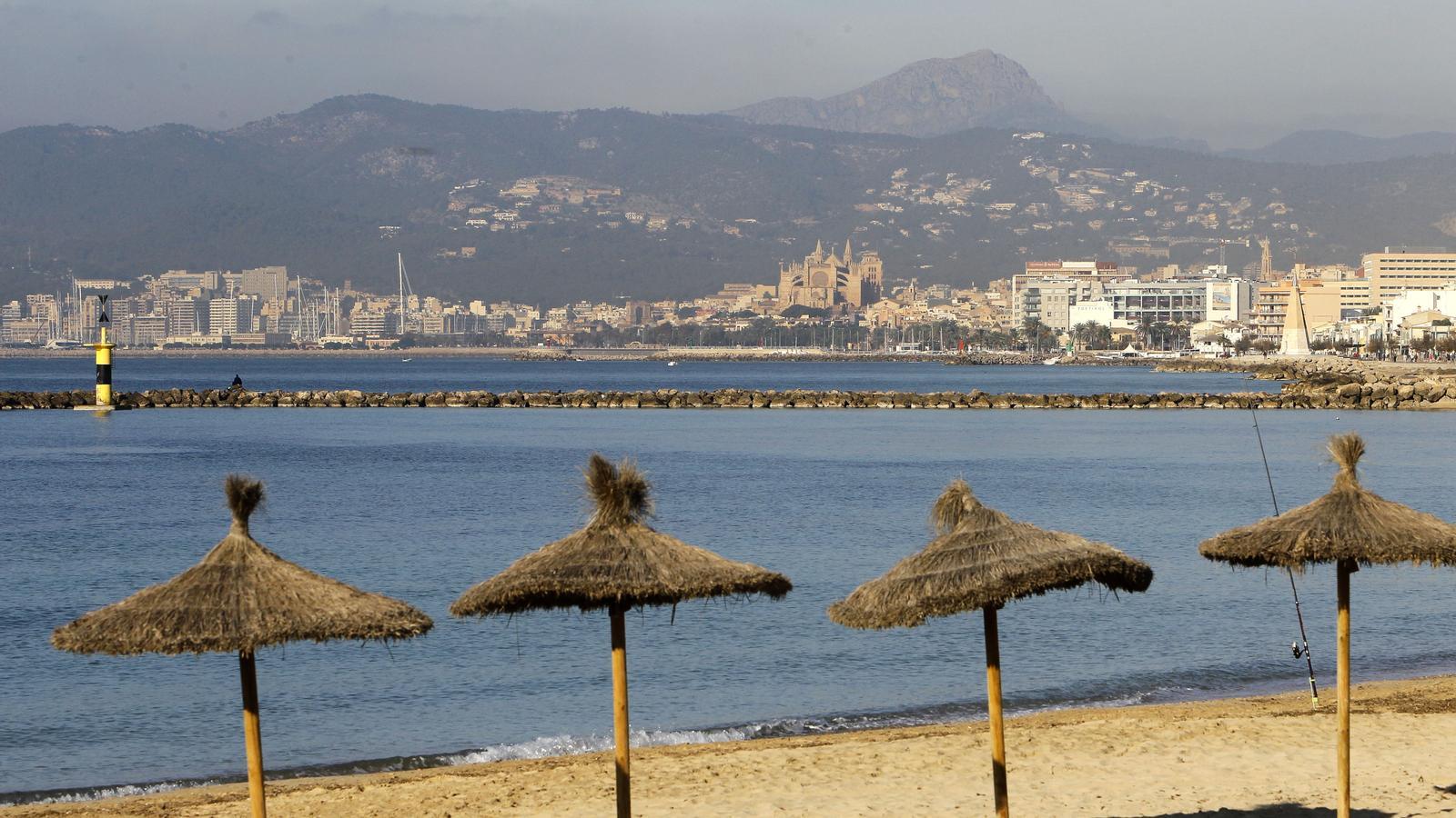 View of the beach of Palma de Mallorca in an archive image.