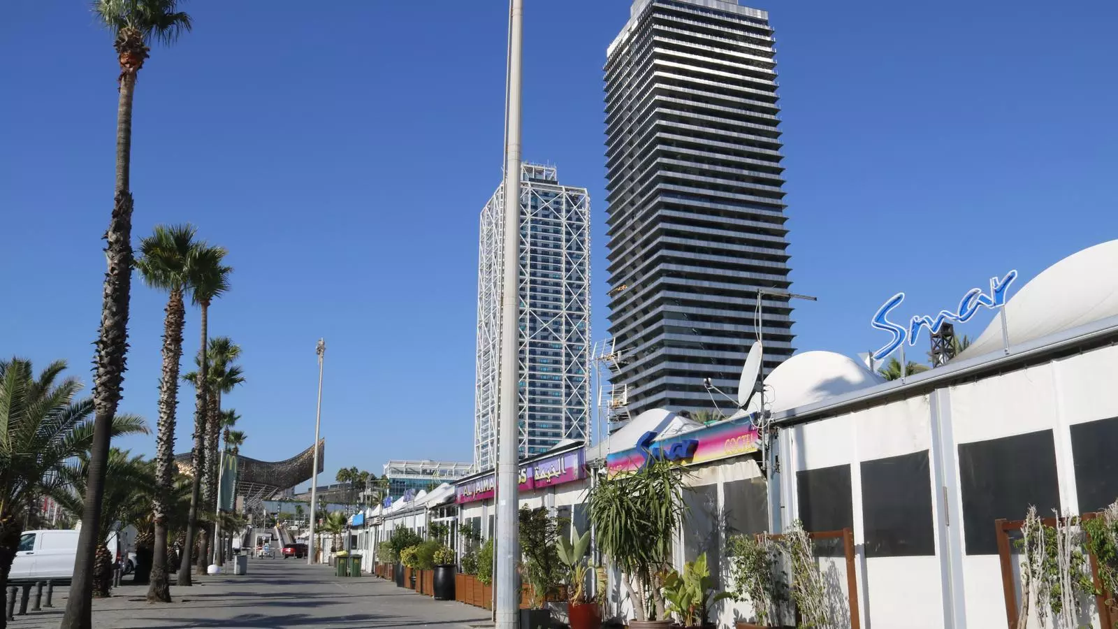 Pla general d'una zona del moll del Port Olímpic amb diversos locals d'oci