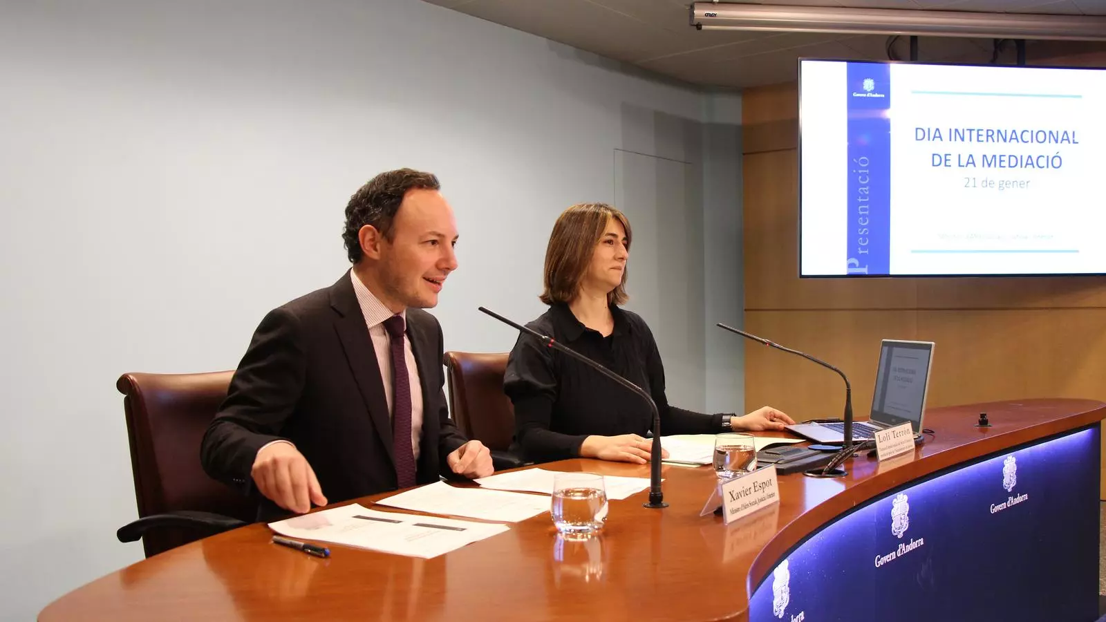 El ministre d'Afers Socials, Justícia i Interior, Xavier Espot i la tècnica d'Atenció Social del servei d’Atenció i Mediació prop de l’Administració de la Justícia, Loli Terrón, durant la presentació de les dades. / M. F. (ANA)