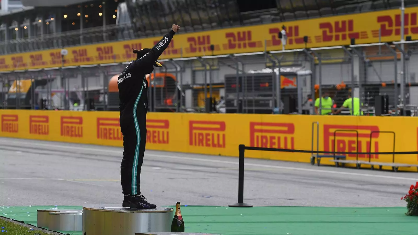 El pilot britànic, Lewis Hamilton, aixeca el puny dalt del podi al final de Gran Premi d'Estíria