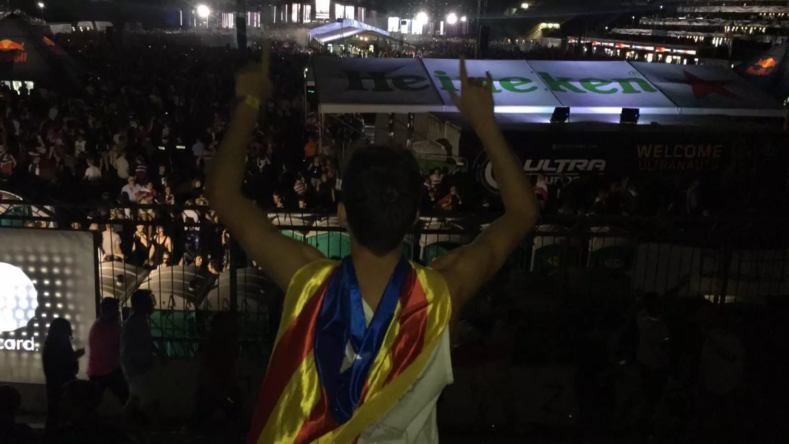 Martí Graells amb la bandera estelada al festival Ultra Europa, a Split