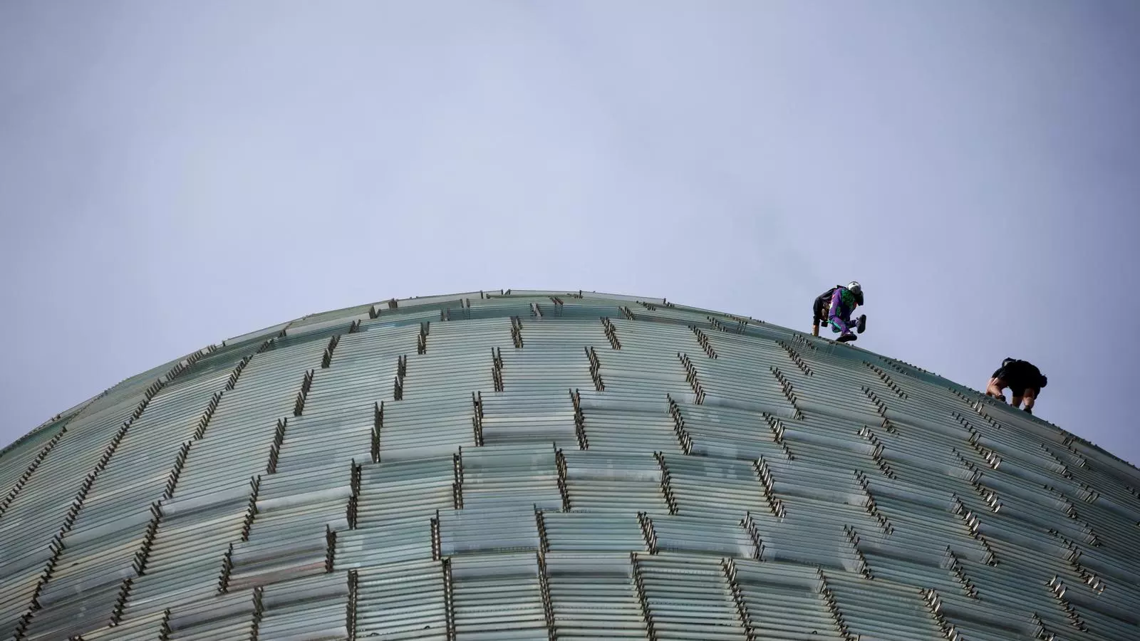 Els dos homes que han escalat la Torre Glòries aquest dissabte sense permís