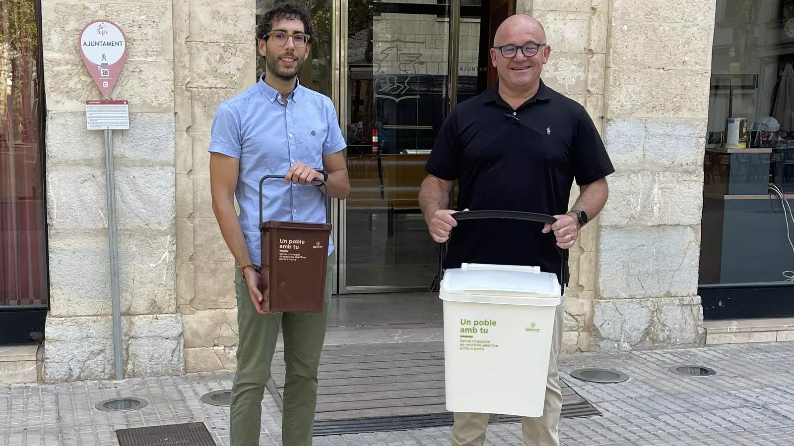 El regidor de Serveis Urbans de l'Ajuntament de sa Pobla, Antoni Simó Tomàs, i el batle del municipi, Llorenç Gelabert, presentant de la recollida de residus porta a porta.
