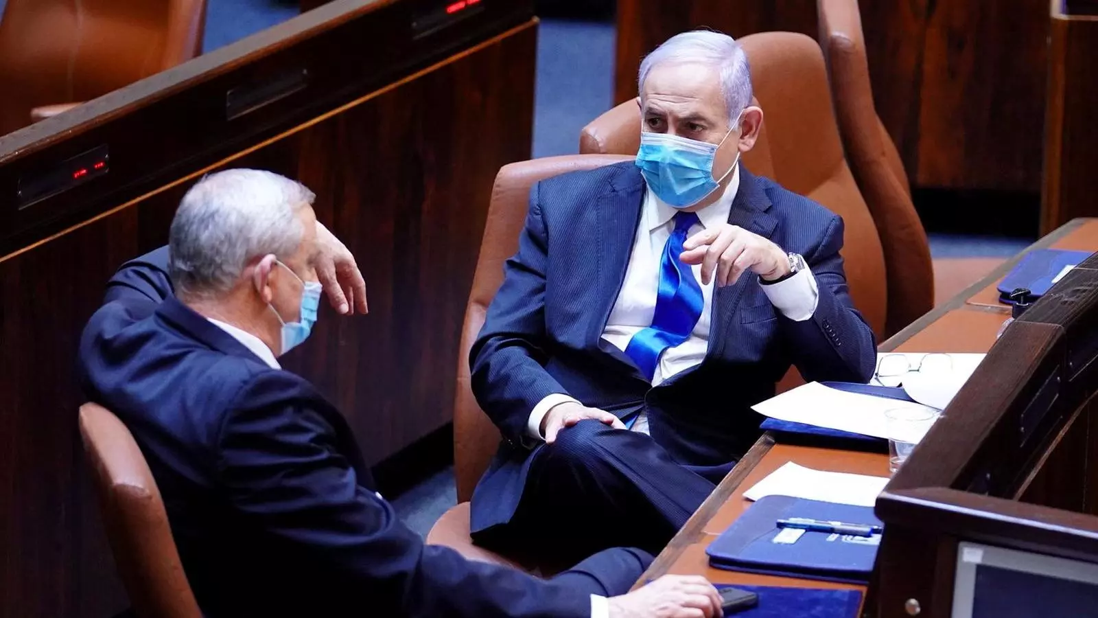 El primer ministre israelià, Benjamin Netanyahu, i Benny Gantz, porten màscares quan parlant a la cerimònia de jurament del nou govern, al parlament d'Israel, a Jerusalem.