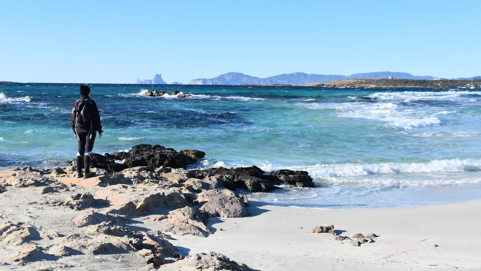 Die Küste von Ibiza und der Turm von Espalmador von der Spitze des Pas des Trucadors, dem nördlichsten Punkt von Formentera.