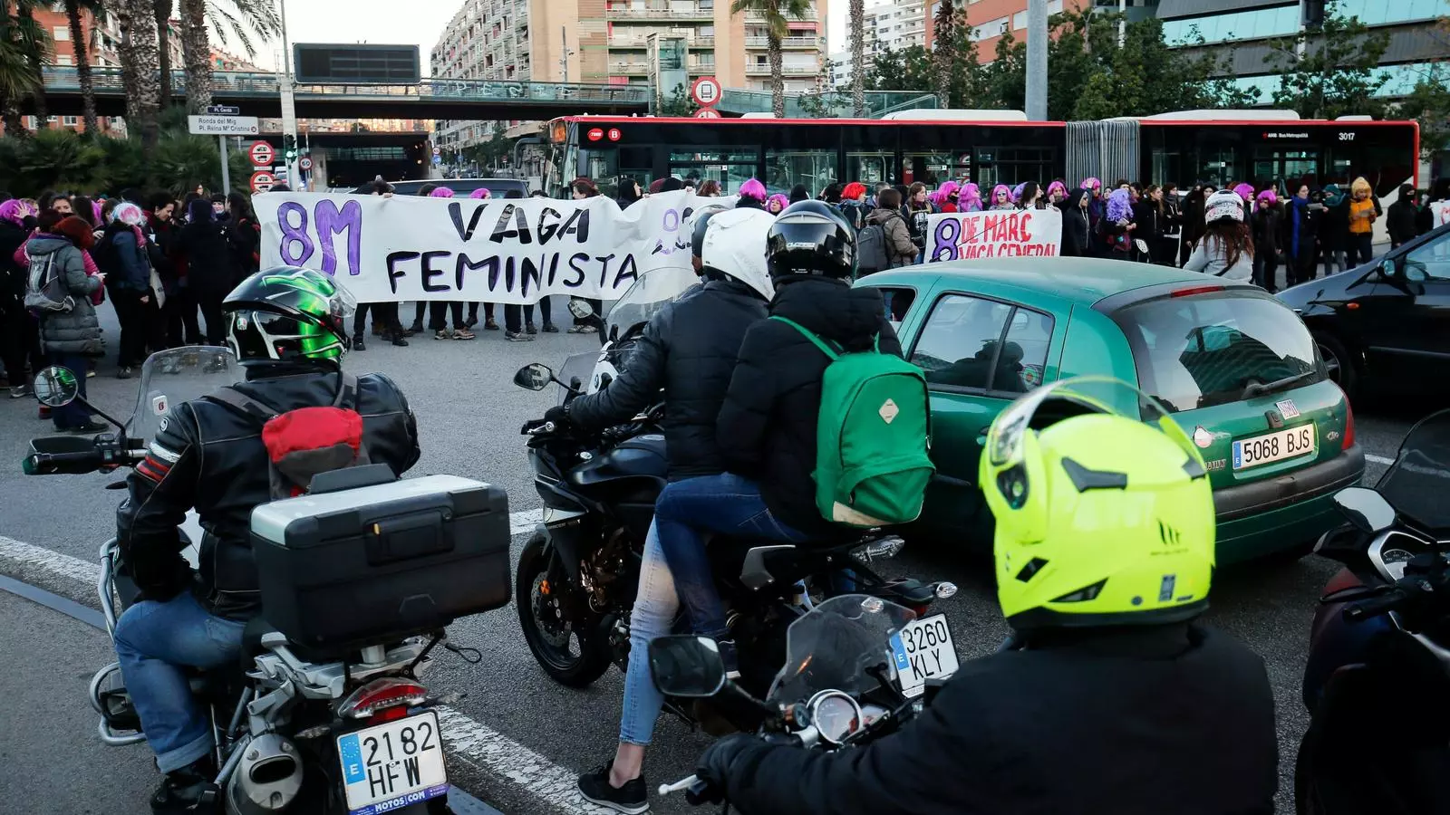 Mobilitzacions i talls de carreteres, així ha començat la vaga del 8-M