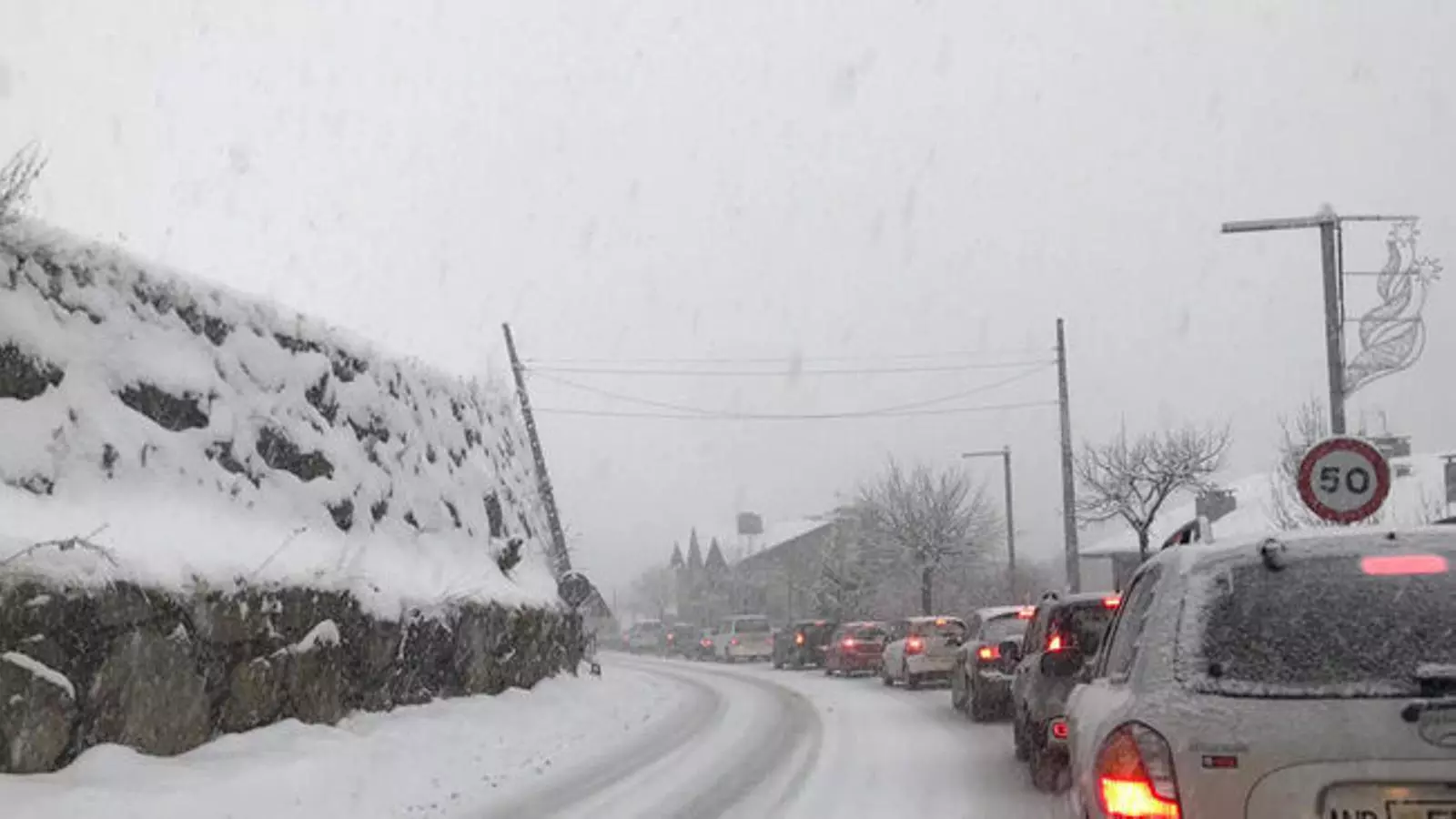 Retencions entre Ordino i la Massana durant una nevada. / C. G. (ANA)