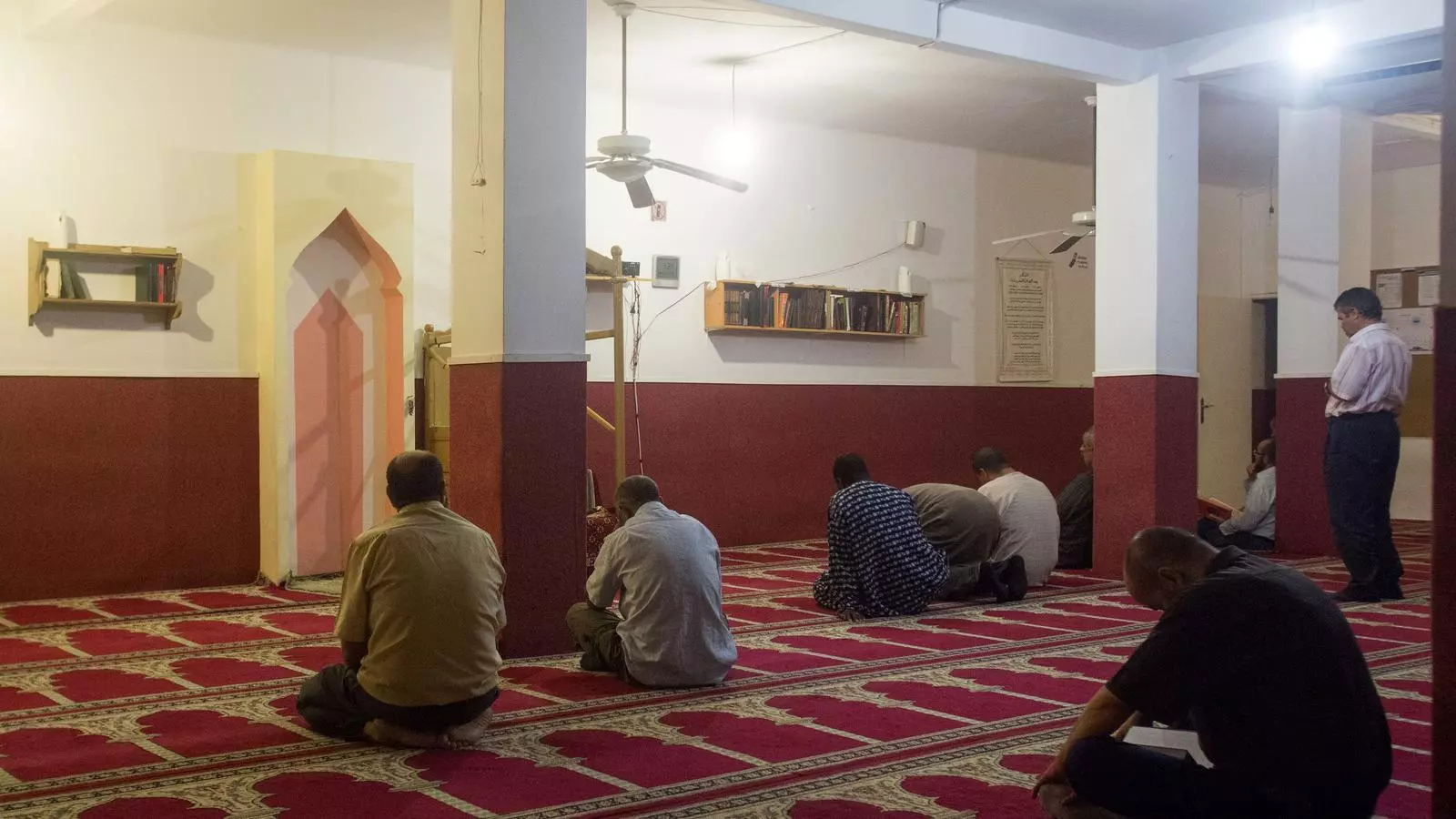 Musulmanes durante la plegaria a la mezquita Bilala en el barrio de la Salud de Badalona